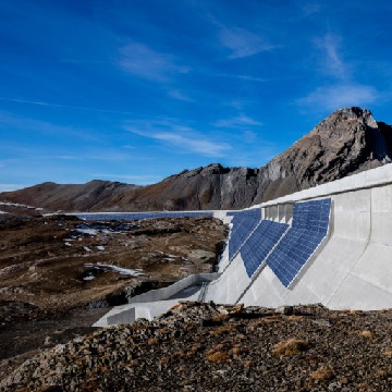 stesen janakuasa fotovoltaik menegak di empangan alpine