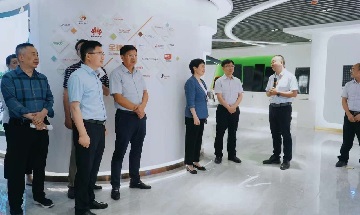 Selamat datang para pemimpin Jinghu Daerah, Wuhu Bandar, dan Setiausaha Shushan Jawatankuasa Daerah Hefei Bandar, Wang Haixia, dan Entourage untuk melawat Bluesun Solar Kumpulan. 